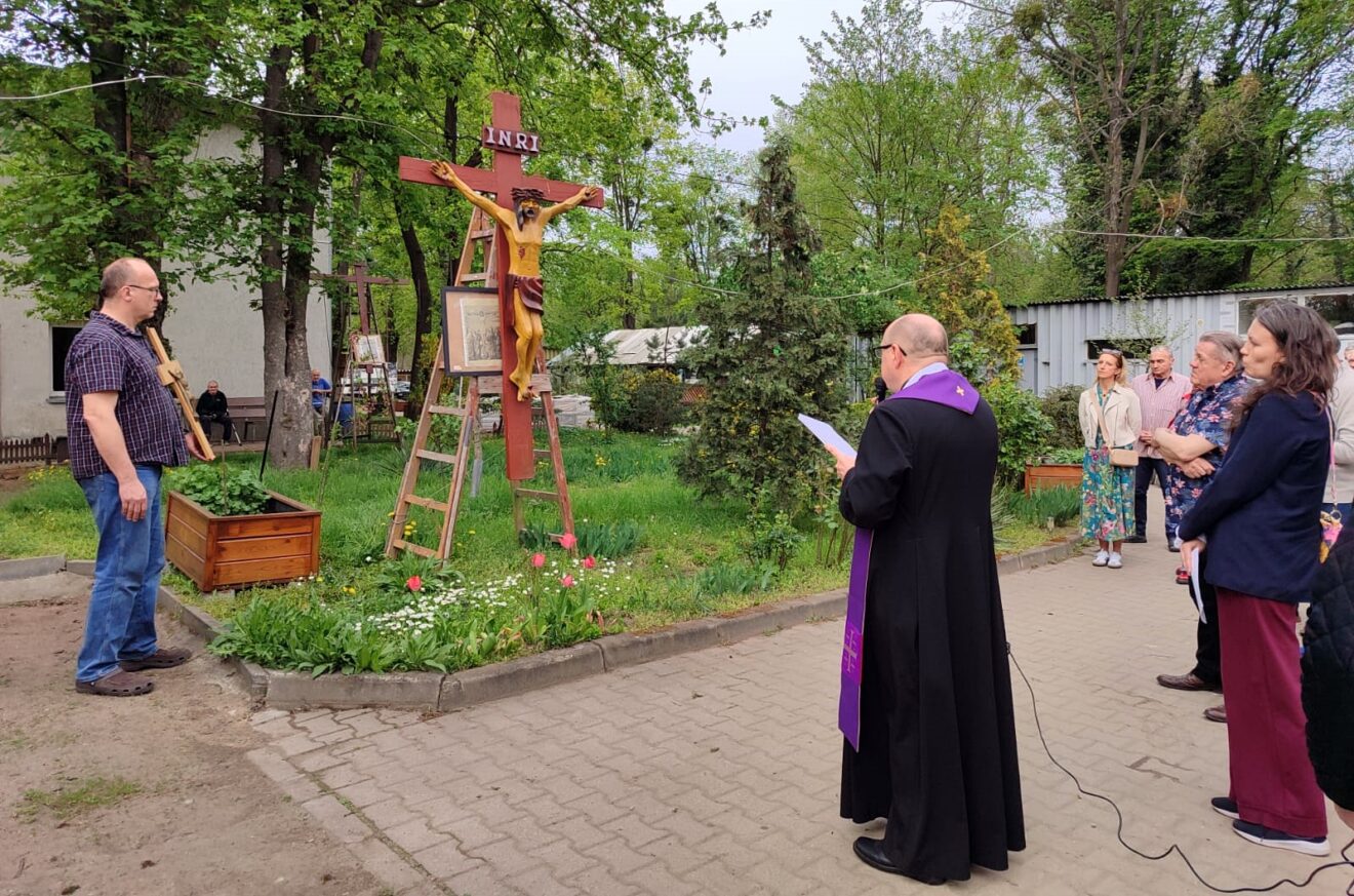 Bp Kiciński przewodniczył Drodze Krzyżowej w schronisku dla bezdomnych
