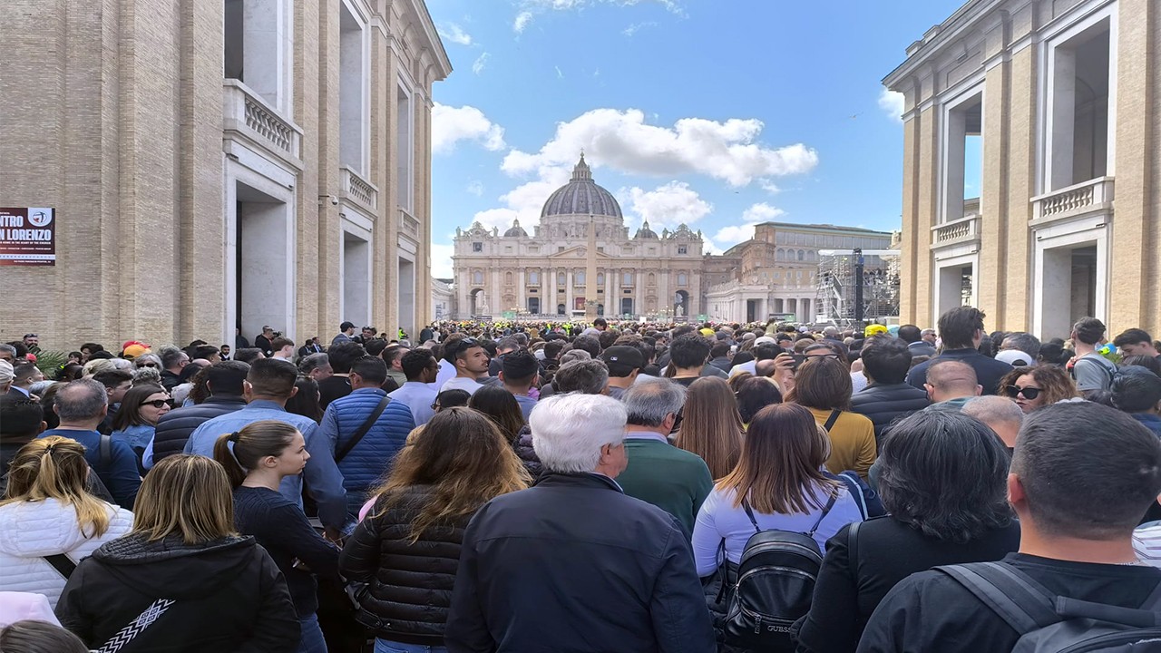 Wierni od świtu pod Bazyliką Matki Bożej Większej: „Tu pożegnamy naszego Franciszka”