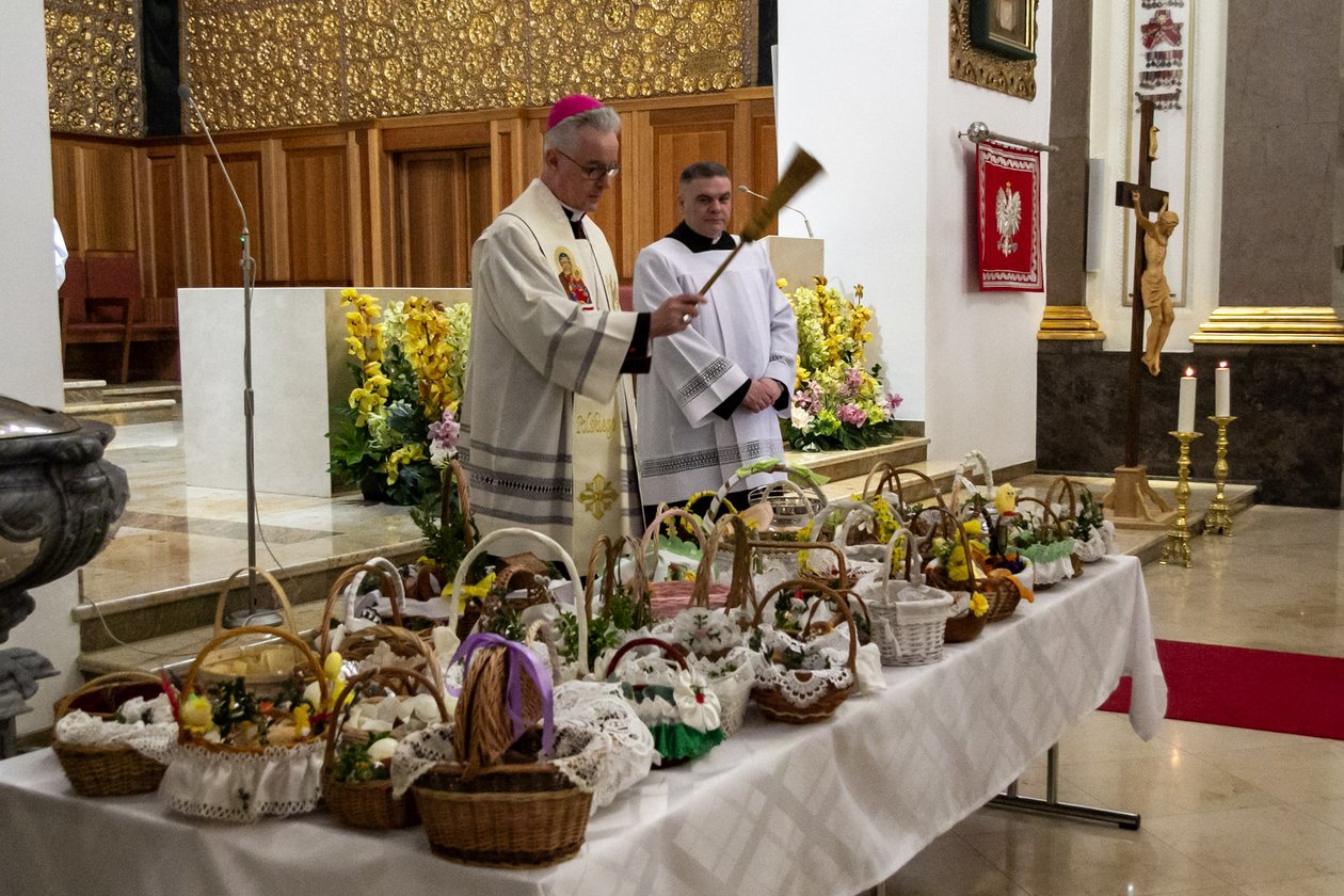 Bp Wiesław Lechowicz poświęcił pokarmy i poprowadził modlitwę w intencji żołnierzy