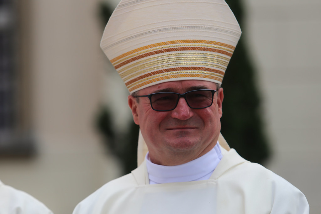 Bp Stułkowski: Boga szukajmy wśród żyjących