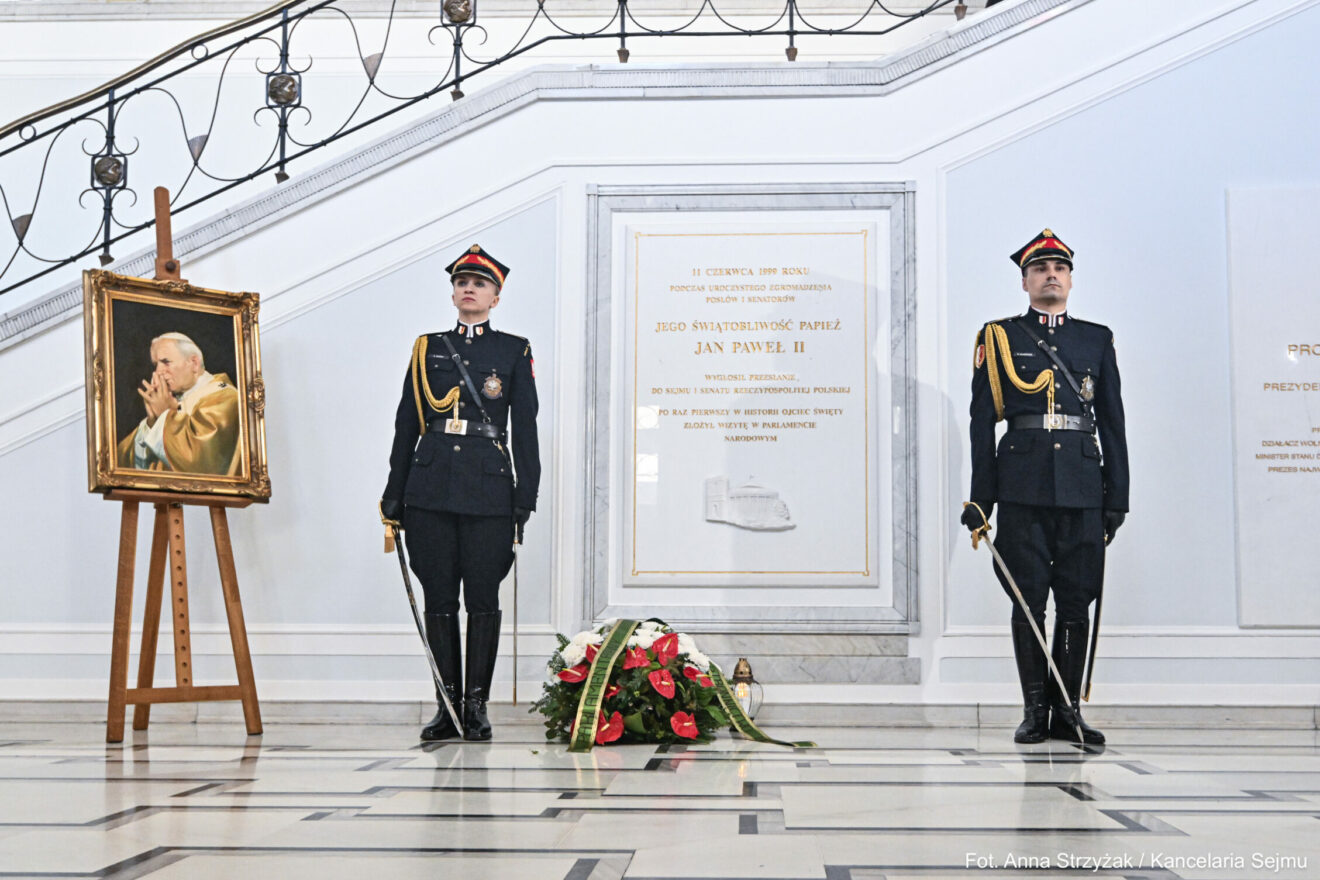 Posłowie upamiętnili 20. rocznicę śmierci Jana Pawła II