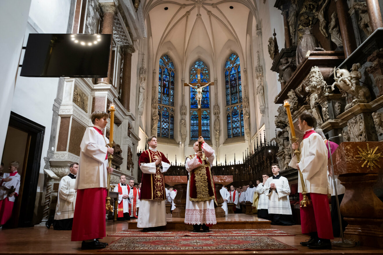 Liturgia Wielkiego Piątku Męki Pańskiej w Parafii Katedralnej w Tarnowie