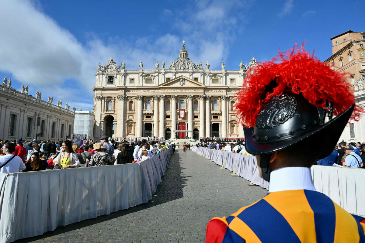 Kiedy wierni będą mogli oddać hołd zmarłemu papieżowi?