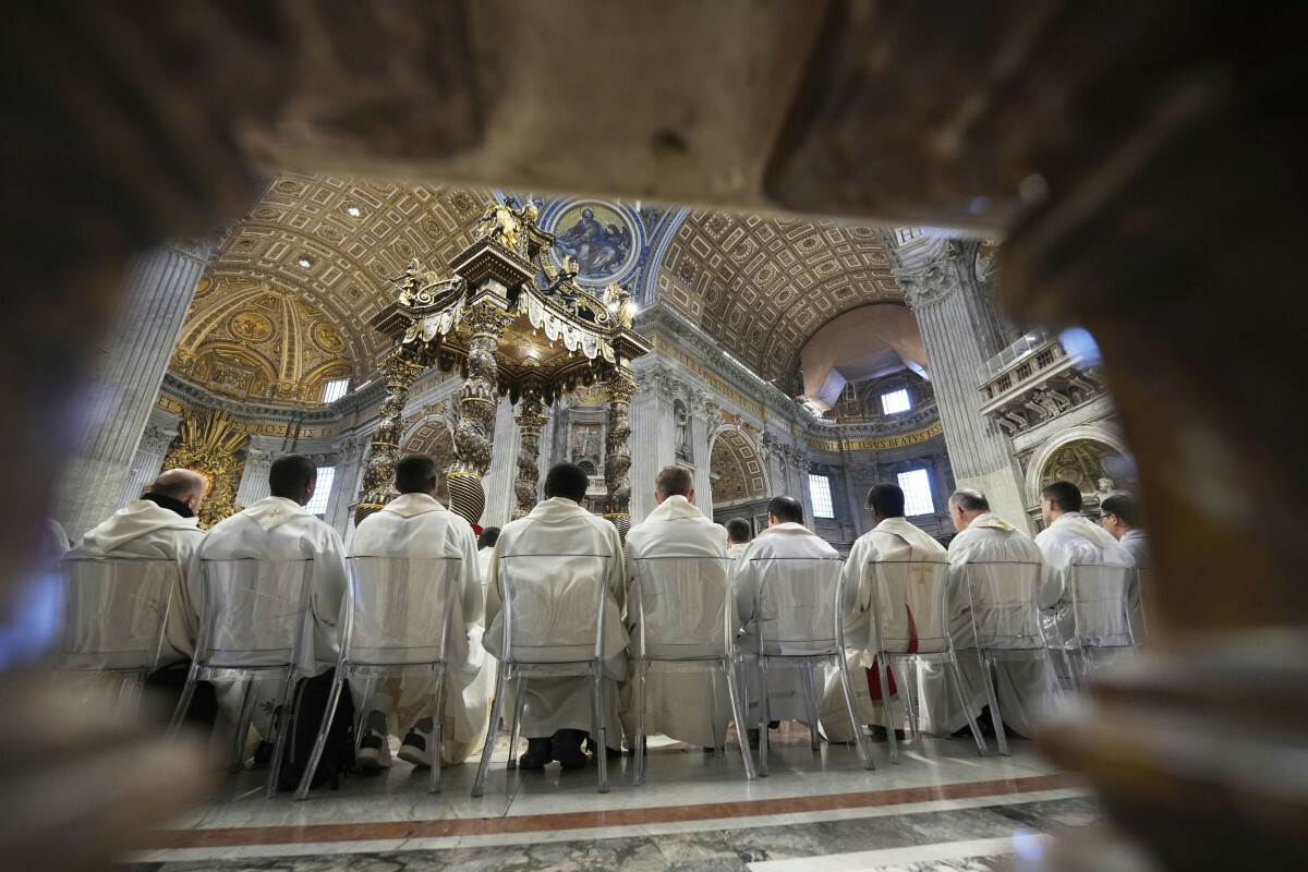Papież zachęca do modlitwy o radość kapłanów