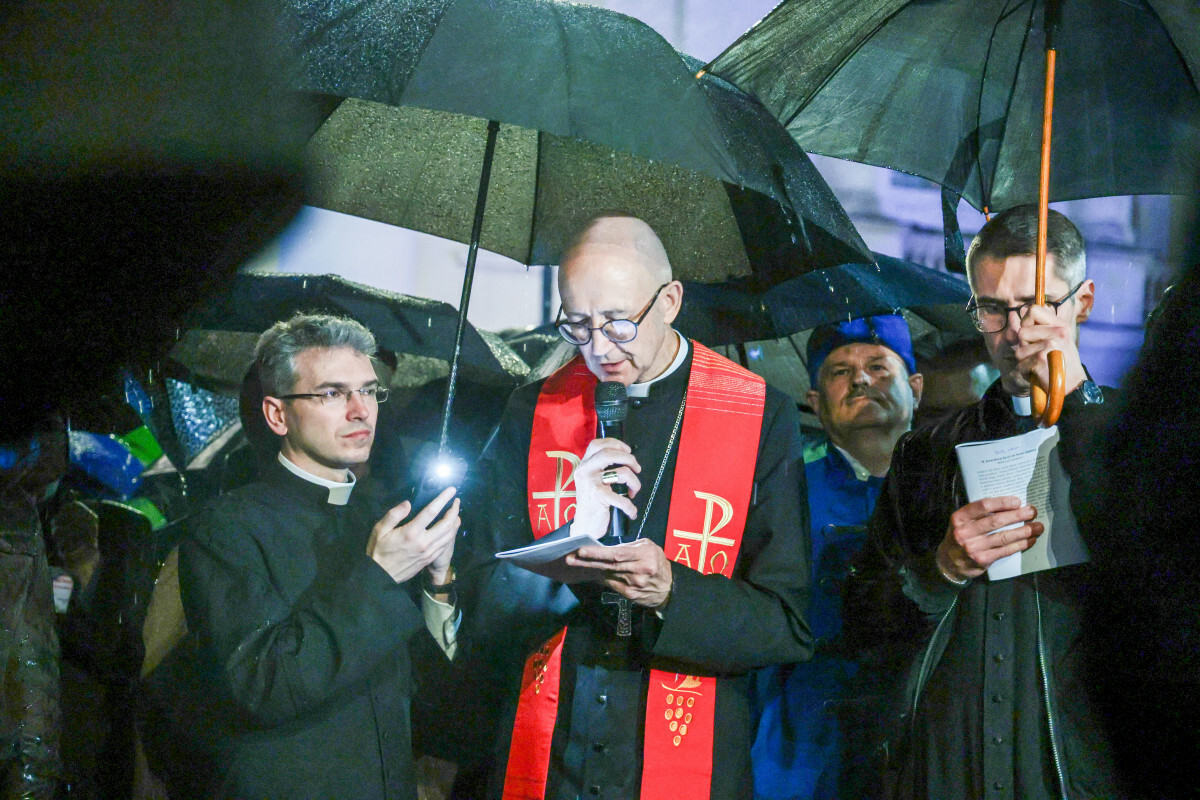 Abp Galbas przewodniczył Centralnej Drodze Krzyżowej ulicami miasta