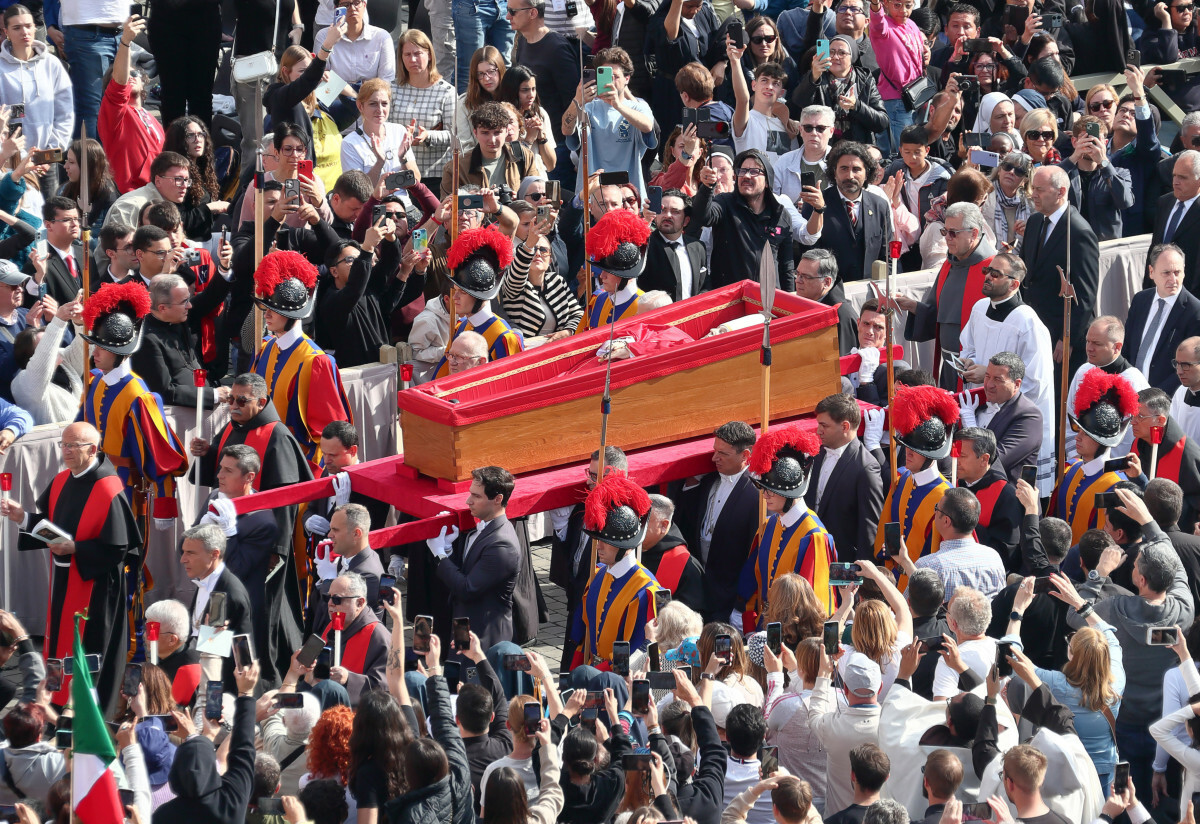 Ciało papieża Franciszka przeniesiono do bazyliki watykańskiej