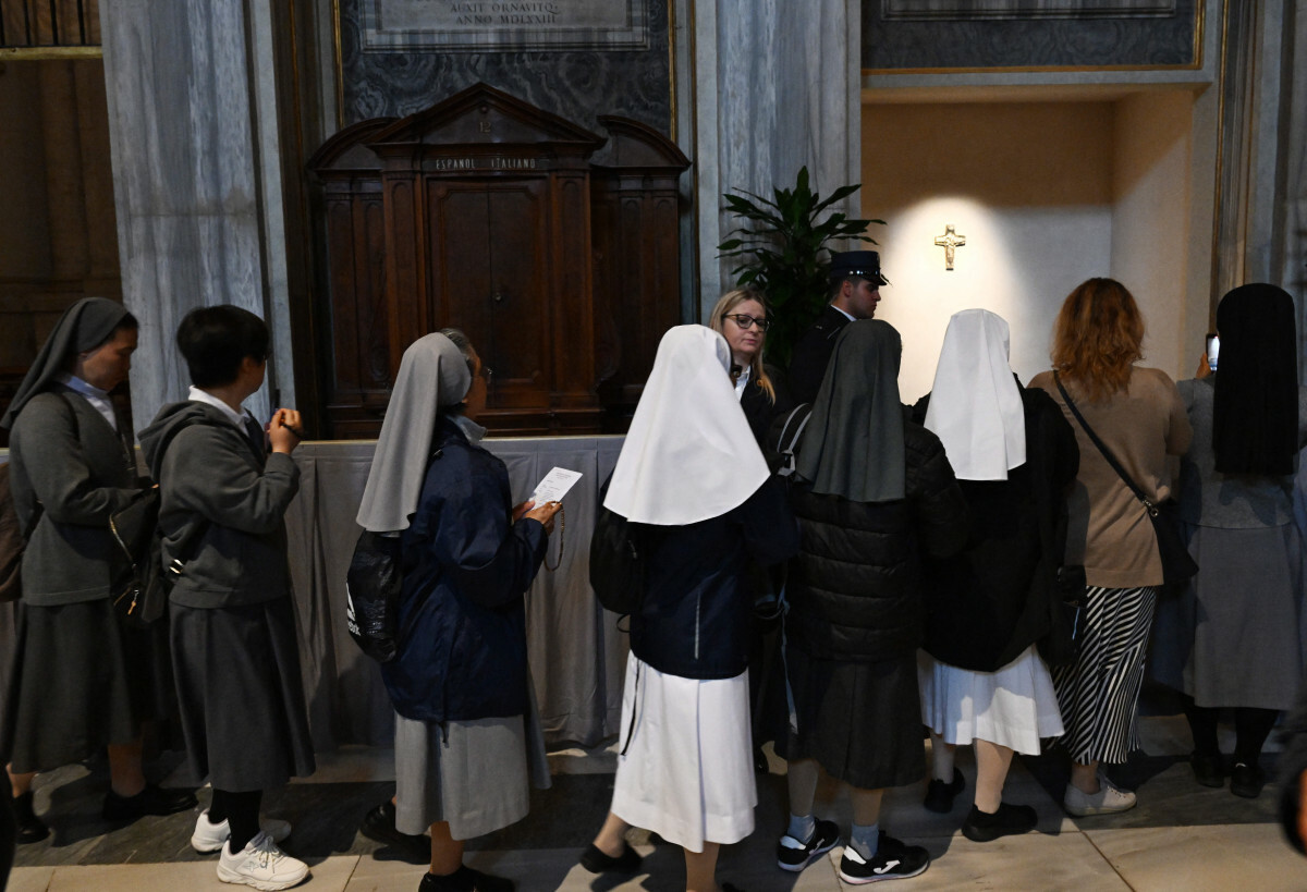 Pierwsi wierni modlą się przy grobie Franciszka