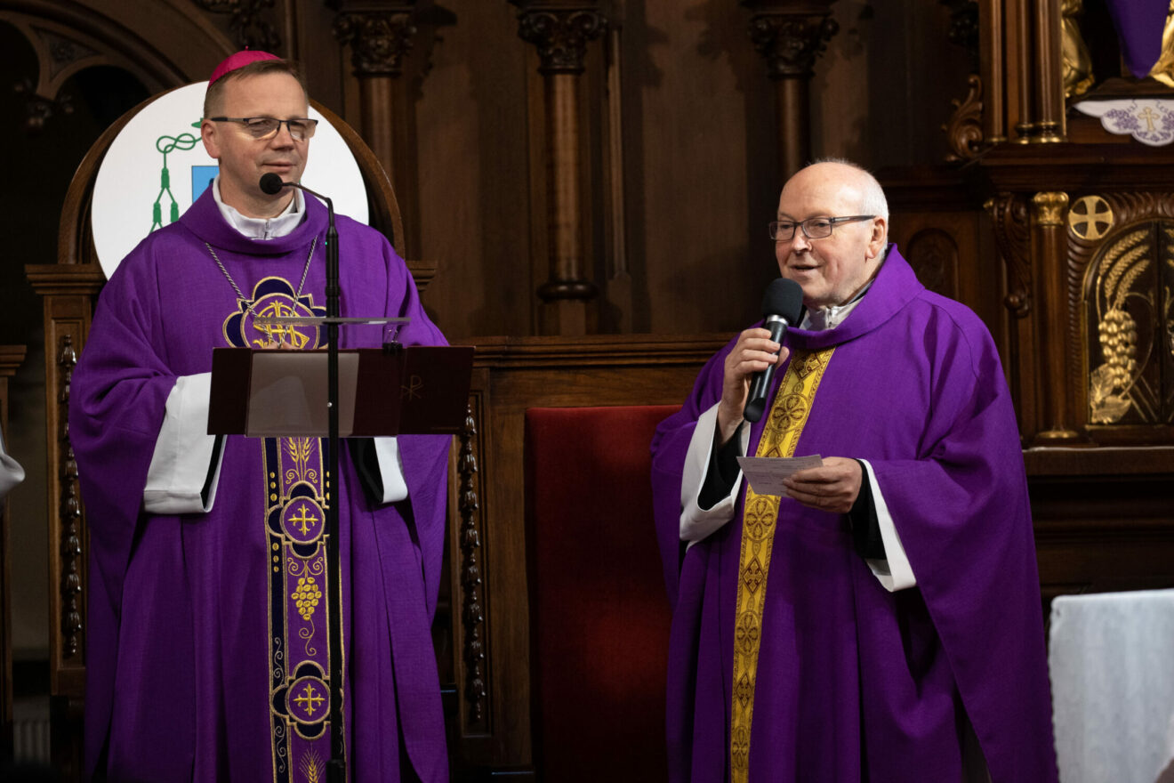 Bp Kleszcz podczas liturgii stacyjnej: Powiedz swojemu problemowi, że masz wielkiego Boga