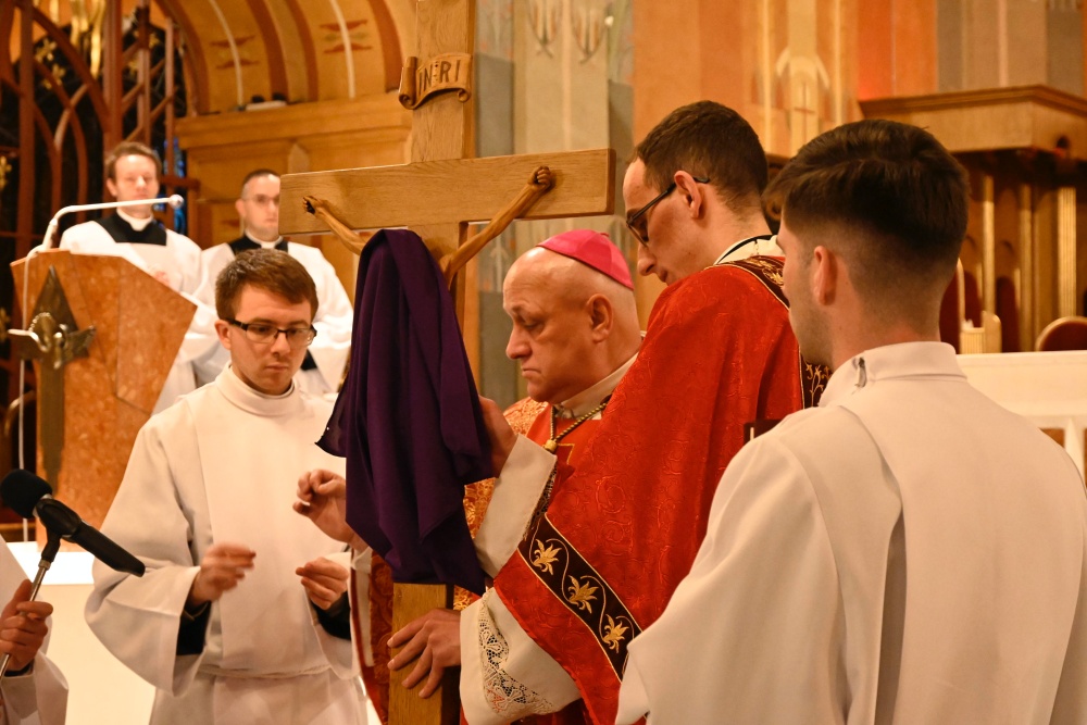 Bp Greger w Wielki Piątek: Jezus na krzyżu czeka, aż człowiek na Jego wołanie zareaguje we właściwy sposób