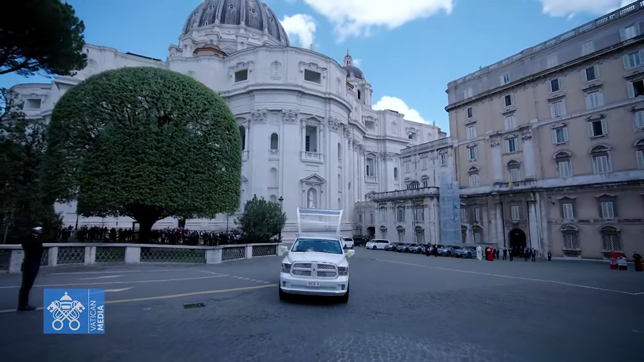 Trumna z ciałem Franciszka będzie przewieziona dawnym papamobile