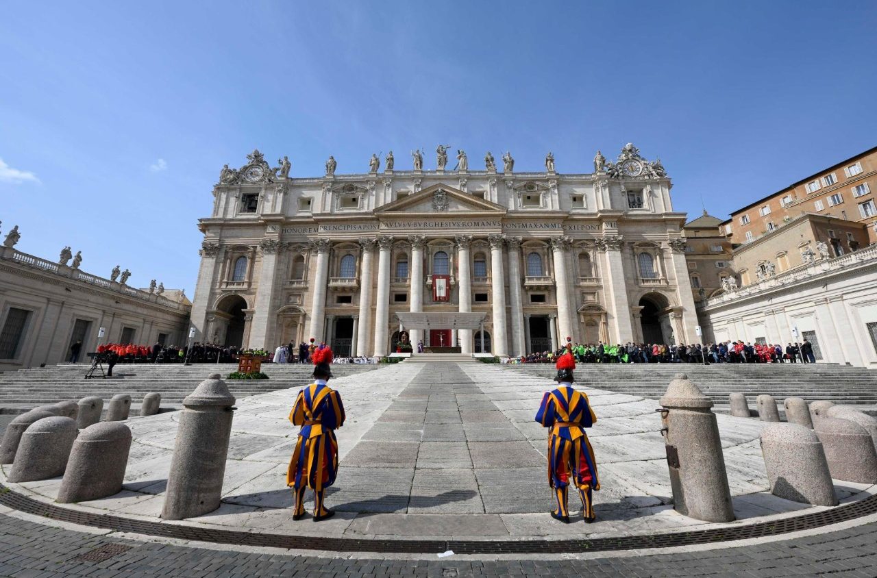 Pogrzeb papieża: 130 oficjalnych delegacji, 50 głów państw