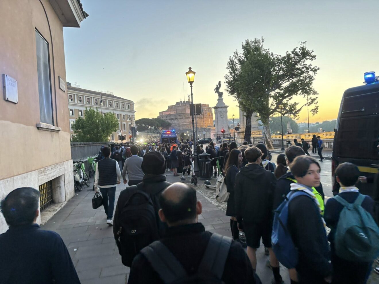 Wielkie rzesze ludzi przybywają na pogrzeb Franciszka