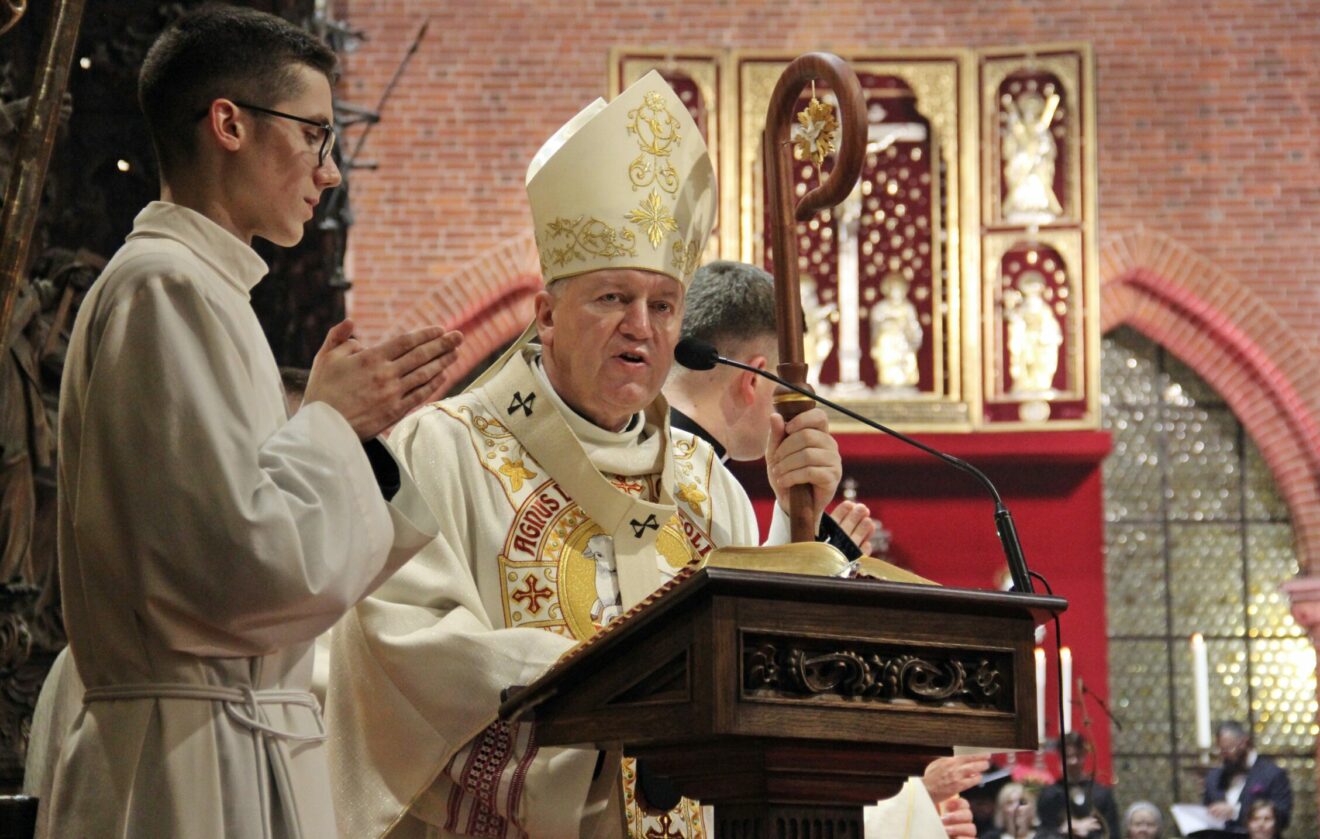 Abp Kupny podczas Wigilii Paschalnej: areną działania Boga jest twoje życie