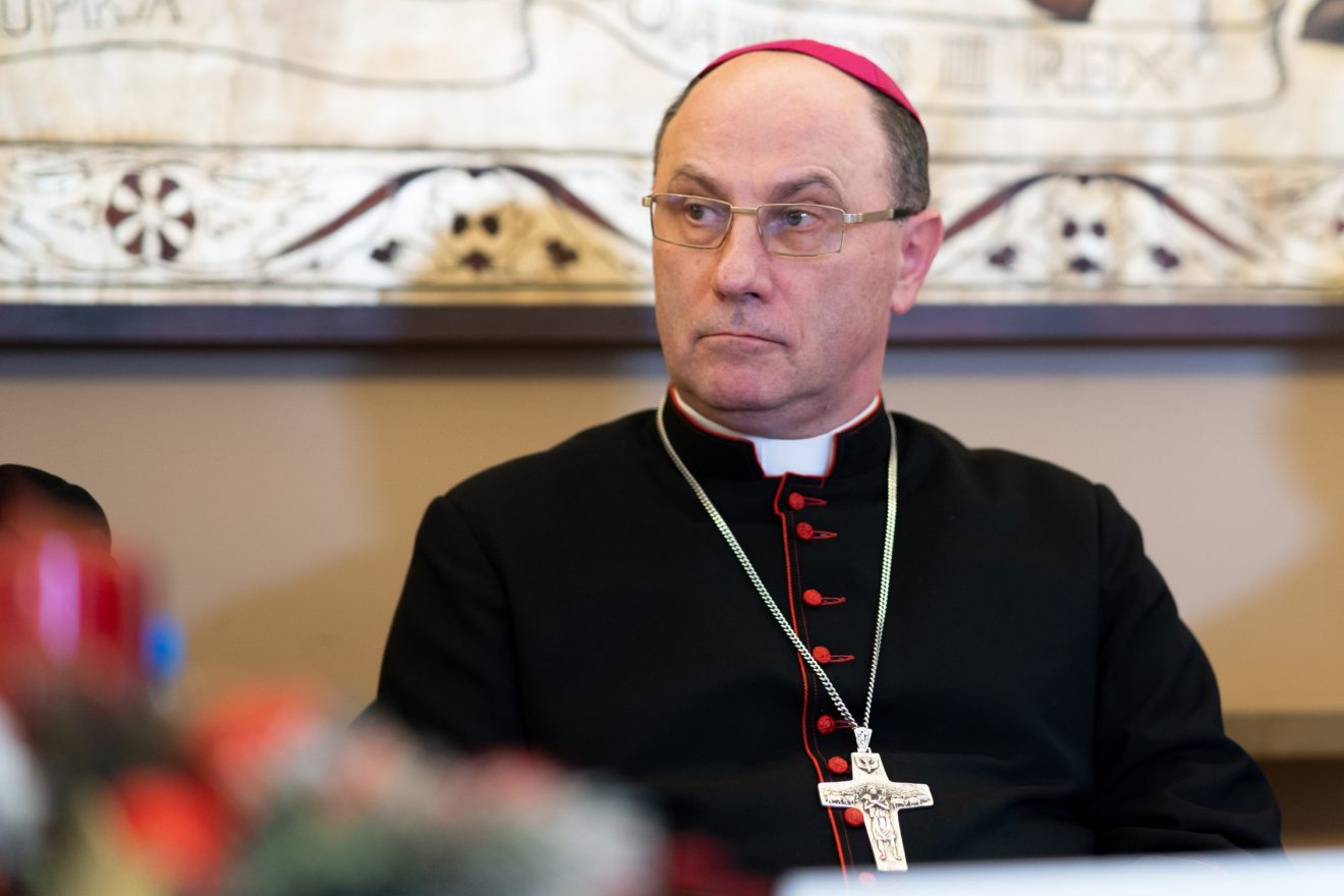 Prymas Polski w TVP: dziś nadzieja odradza się na gruzach ludzkiej porażki