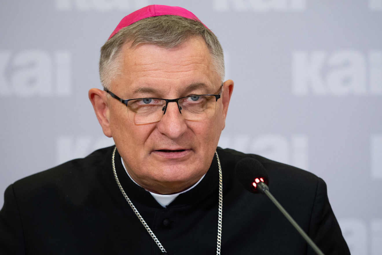 Bp Zadarko: nie ominiemy Krzyża, nie zdejmiemy go ze ściany