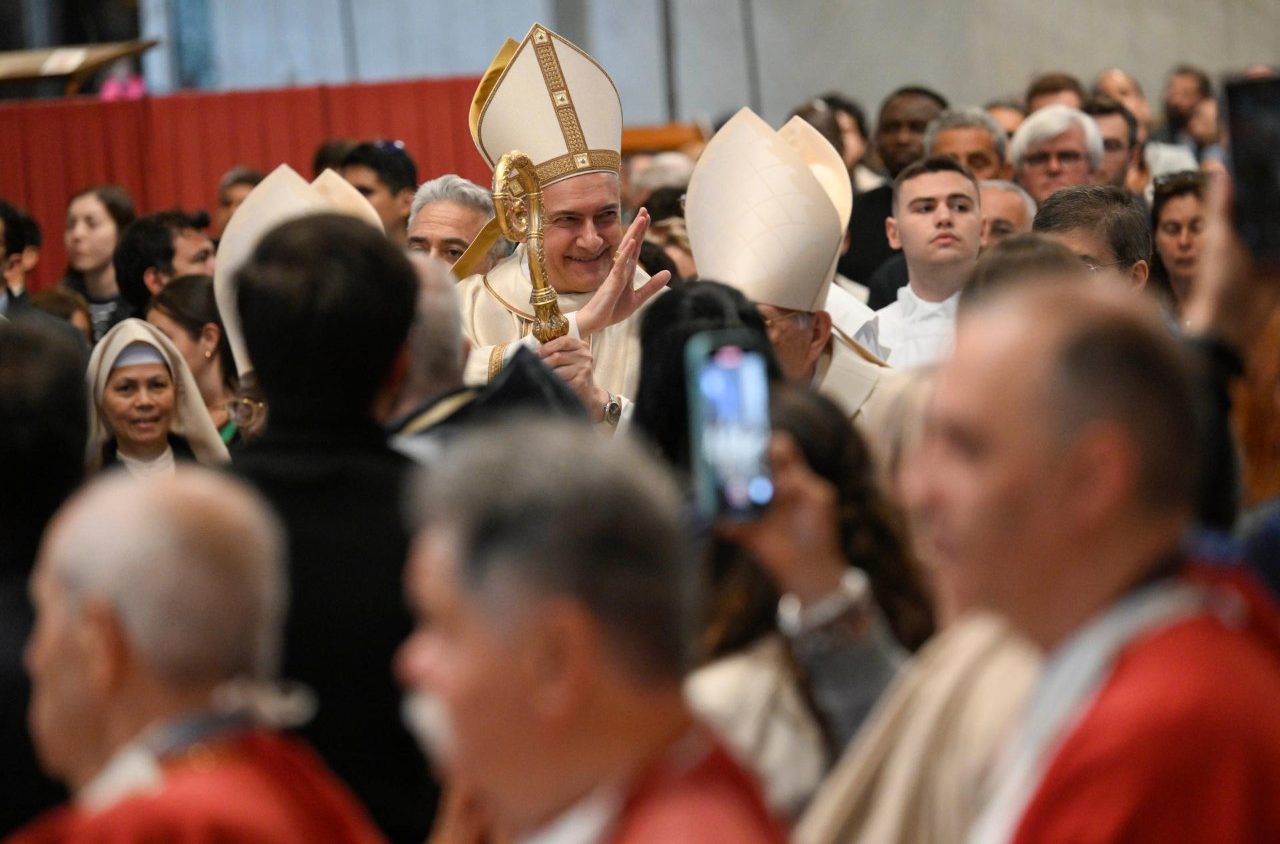 Kard. Gambetii: także dziś Jezus nas kocha