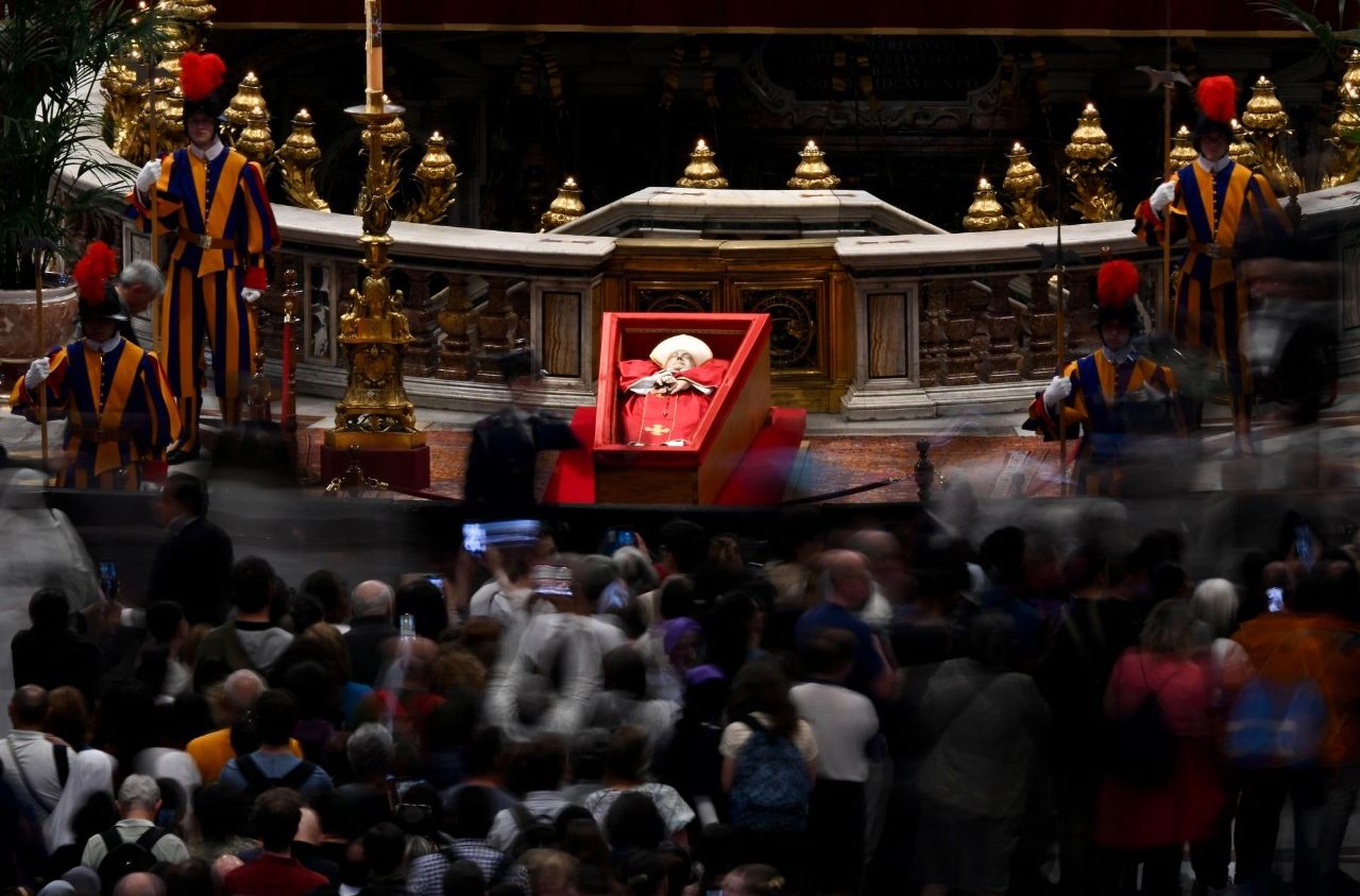 50 tysięcy – tyle osób w ciągu pierwszej doby pożegnało papieża Franciszka