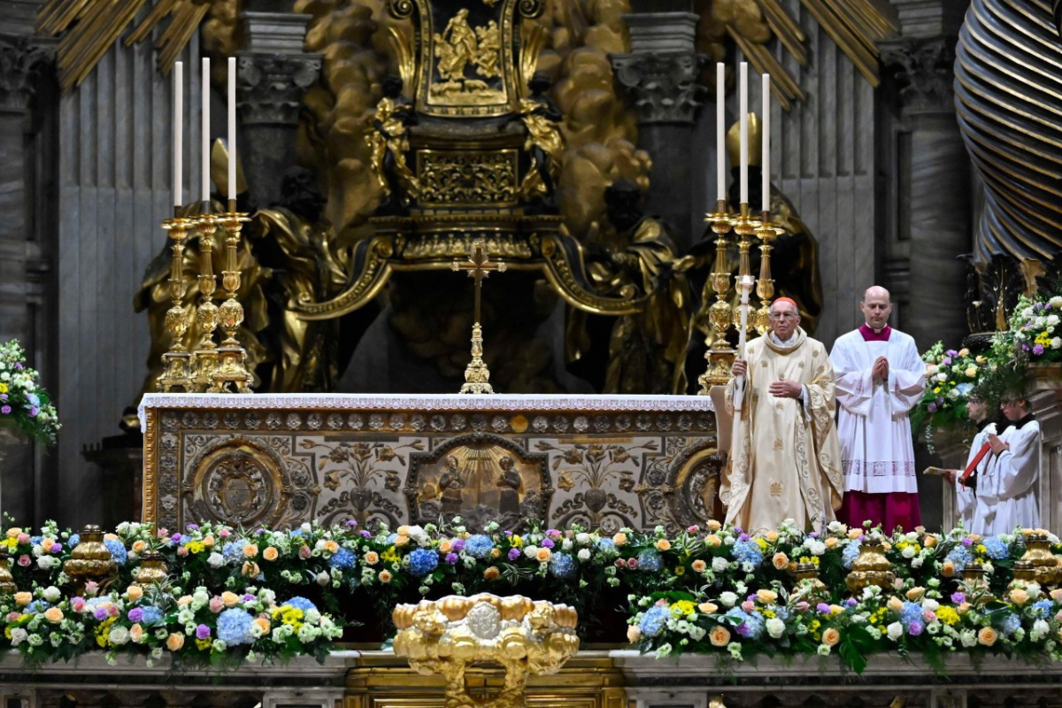 Kard. Re przewodniczył liturgii Wigilii Paschalnej w Watykanie