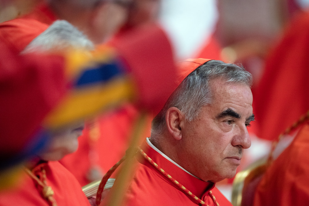 Kard. Becciu, „mając na sercu dobro Kościoła”, rezygnuje z udziału w konklawe