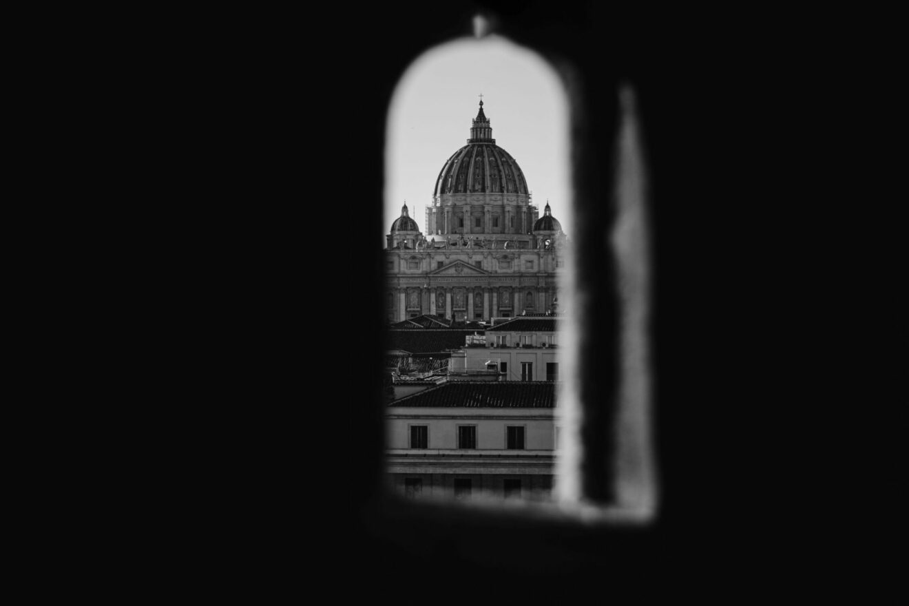 Co dzieje się w Watykanie po śmierci Franciszka? Msza św. w intencji zmarłego Papieża i złożenie ciała do trumny