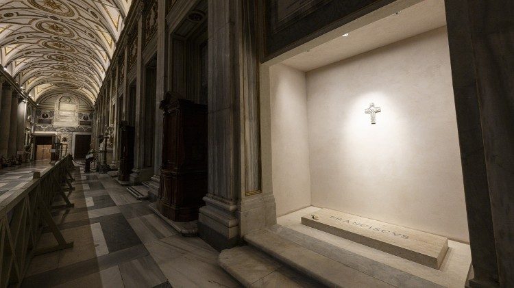 Para prezydencka złożyła kwiaty na grobie Papieża Franciszka