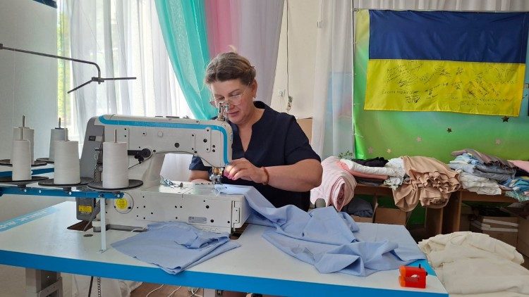 Ukraina: wolontariat krawcowych ratuje przed zimnem