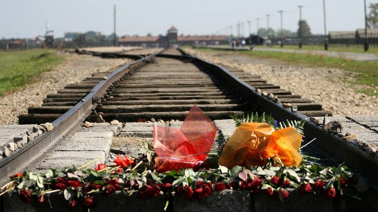 Dyrektor Muzeum Auschwitz: świat traci pamięć o ofiarach Holokaustu