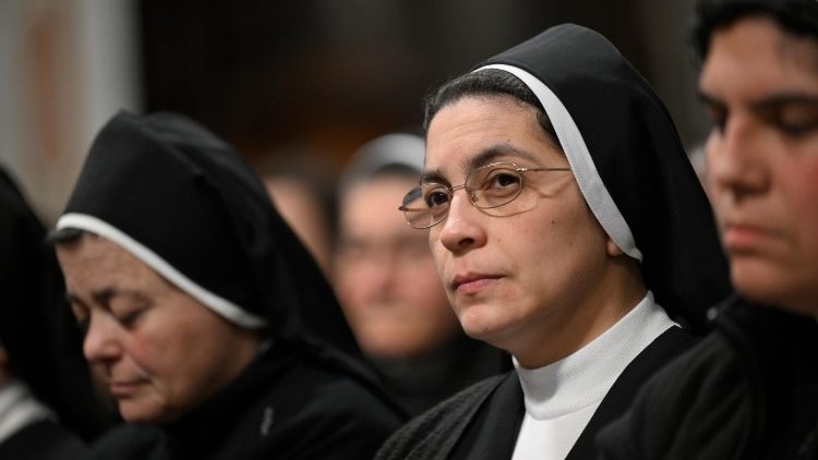 List Dykasterii: Gdy świat pęka, konsekrowani mają „trwać”