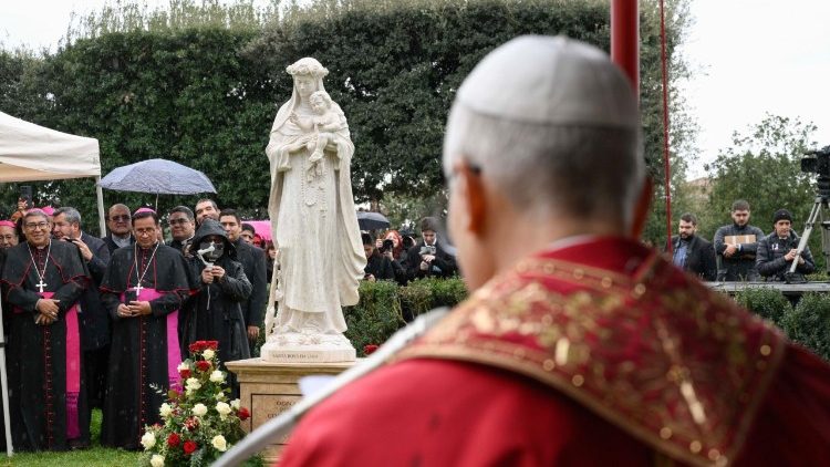 Papież poświęcił figurę św. Róży z Limy w Ogrodach Watykańskich