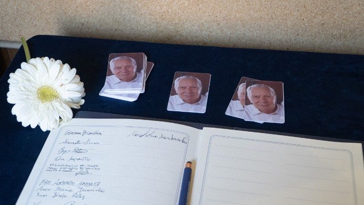 Kard. Dziwisz o Gugelu: Był jak rodzina Jana Pawła II