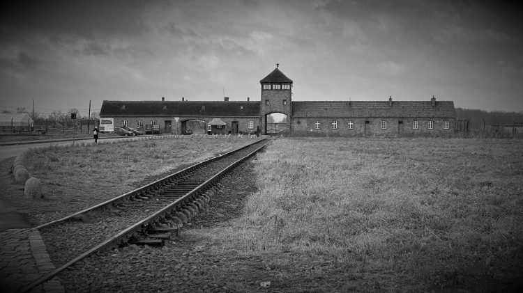 Wiceprezes IPN: Auschwitz miejscem zbrodni, ale i świętości