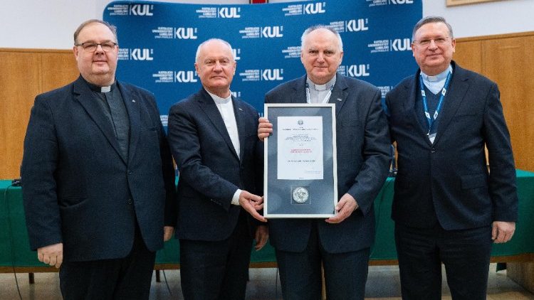 Medal Signum Universitatis dla ks. prof. Henryka Witczyka: Uhonorowanie wybitnego biblisty